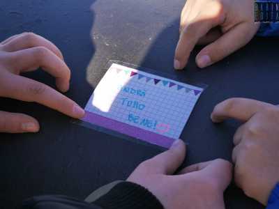 I due hanno strappato dei fogli dai quaderni scolastici ora inutilizzati, ricavandone alcuni biglietti su cui hanno scritto, assieme a cuoricini e brillantini, la semplice ma incisiva frase �Andr� tutto bene�
